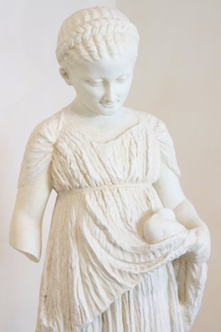 Mädchen mit Taube