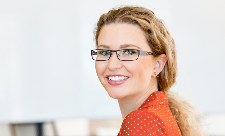 Beamtin, 28 J, fühlt sich sicher wegen HPV-Impfung, Vorsorgen unauffällig, S-Pap erkennt Krebsvorstufe, total unerwartet. HPV-Test positiv trotz HPV-Impfung. Beamtin Schulverwaltung