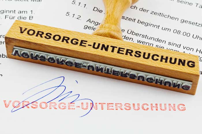 Die Beratungspflicht wird von Frauenärzten häufig nicht erfüllt. Die Befundmitteilung sowie die entsprechende Beratung der Patientin sind jedoch verpflichtend, wenn der Arzt die Vorsorgeleistung nach EBM abrechnet.  Holz-Stempel mit der Aufschrift Vorsorge-Untersuchung liegt auf einem gedruckten Papier mit rotem Stempelaufdruck und Unterschrift.