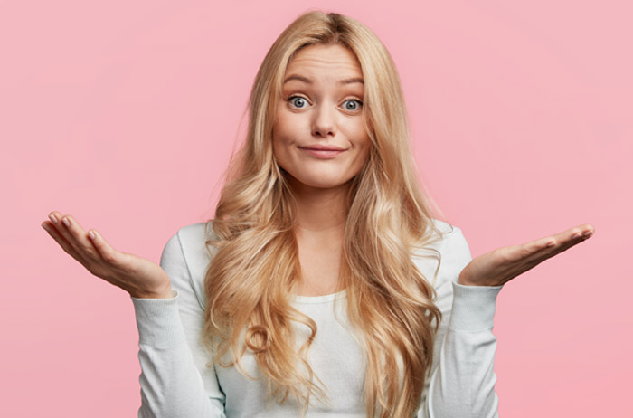 Wir bieten den S-Pap kostengünstig im Shop an. Anders wäe es nicht möglich. Unser Anliegen: Sichere Vorsorge muss bezahlbar sein. Damit der Preis günstig bleibt, verzichten wird auf teure Marketing- und Vertriebskosten.	 Ärztin vor hell-lila Hintergrund mit langen gelockten blonden Haaren im weißen Kittel und Stethoskop, die ihre geöffneten Hände in Schulterhöhe nach rechts und links von sich streckt und die Geste ausdrückt: "Das ist unsere Entscheidung, tut uns leid, das wir davon nicht abweichen".
