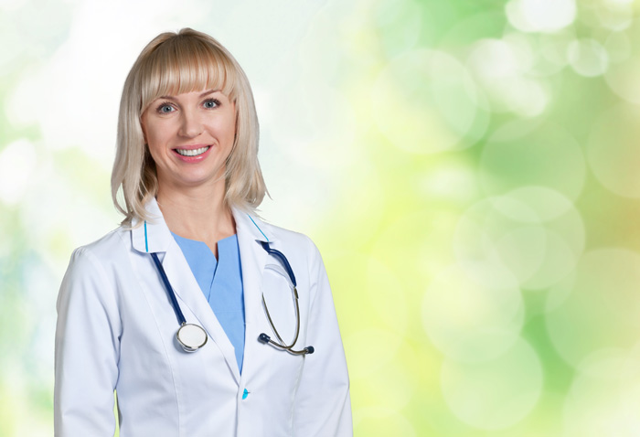 Die Vorsorge ist für Frauen  wichtig und sollte beruhigen und nicht belasten. Tatsächlich bringt die geringe Sicherheit des konventionellen Pap-Test viel mehr Probleme als erwartet. Wir engagieren uns seit vielen Jahren für bessere Lösungen, die Auffälligkeiten nicht übersehen und präzise beurteilen. So kann Krebs vermieden und schonend behandelt werden.  Junge blonde Ärztin mit Kittel und Stethoskop mit grün-gelbem Hintergrund schaut optimistisch und freundlich selbstbewusst in die Kamera.