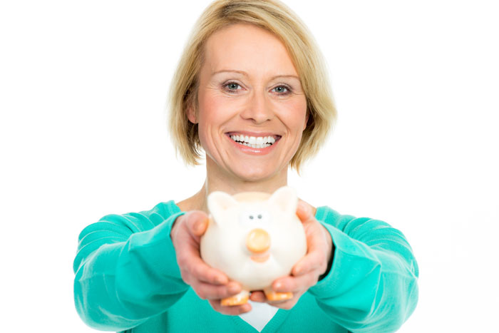 Der S-Pap ist eine Geldanlage für einen guten Zweck. Wir möchten möglichst vielen Frauen vor Krebs und Übertherapien bewahren. Da unser Entwicklung und die Aufklärung sehr kostspielig ist, sind wir auf Investoren angewiesen. Frau mit kurzen blonden Haaren hält strahlend ein Sparschwein in die Kamera.