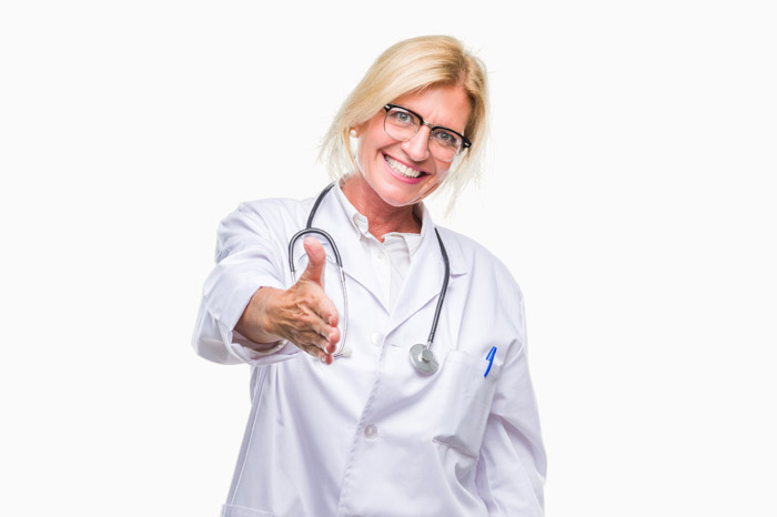 Medizinische Befunde und Empfehlungen der Ärzte werden heutzutage deutlich kritischer hinterfragt und diskutiert. Transparenz bei der Aufklärung wird bei Ihren mündigen Patientinnen nicht unbemerkt bleiben. Die Sicherheit Ihrer Vorsorge und die aufrichtige Verantwortung gegenüber Ihrer Patientin führen zu gesteigertem Vertrauen und einem allgemeinen Image-Gewinn Ihrer Praxis. 75-90 % der Kassenpatientinnen würden bei ausführlicher Aufklärung den S-Pap als IGeL bei der regulären Krebsvorsorge beauftragen. Ärztin mit langen blonden Haaren, Brille und Stethoskop streckt lächelnd ihre rechte Hand aus zur Begrüßung mit einem "Herzlichen Willkommen".