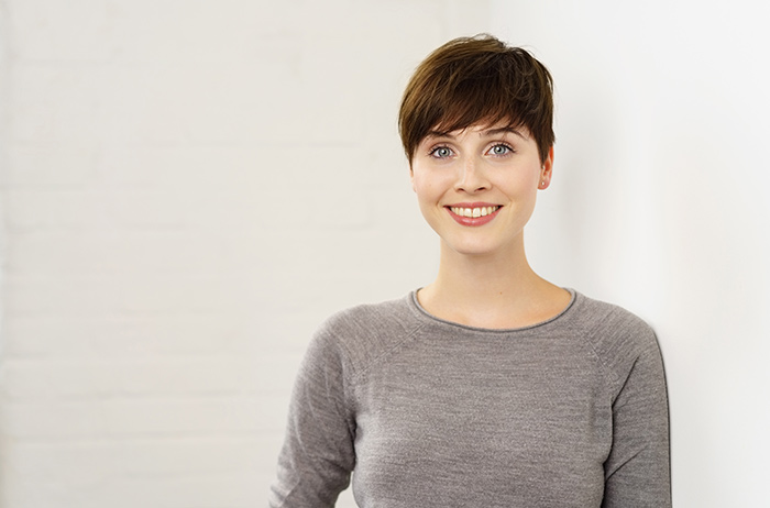 Bei der herkömmlichen Vorsorge gibt es drei bekannte Probleme: Es gibt auffällige Befunde, die nicht zutreffen (Falsch positiv), es gibt unauffällige Befunde, die Krebsvorstufen übersehen haben (Falsch negativ) und konservative Behandlungen (ohne Chirurgie) werden kaum angewandt. Auf einer solchen Basis können keine vernünftigen Therapie-Entscheidungen getroffen werden. Gesundheit ist Voraussetzung, Ziel und Motor einer nachhaltigen Entwicklung jeder Frau. Entscheiden Sie sich, bevor es zu spät ist. Junge Frau mit kurzen braunen Haaren und grauem T-Shirt vor hellgrauer Wand schaut optimistich und selbstbewusst, als wollte Sie sagen: Ich verlasse mich bei der Vorsorge nur auf den S-Pap.