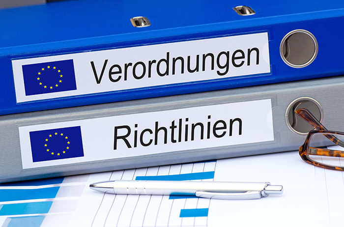 Bei der Vorsorgeuntersuchung gibt es zu Ihrer Sicherheit medizinische Vorgaben. Achten Sie darauf, dass Ihr Frauenarzt diese einhält, um Auffälligkeiten frühzeitig zu erkennen und schonend zu behandeln. Zwei Ordner im Büro, ein blauer mit der Aufschrift "EU Verordnungen" und darunter ein grauer mit der Aufschrift "EU Richtlinien".