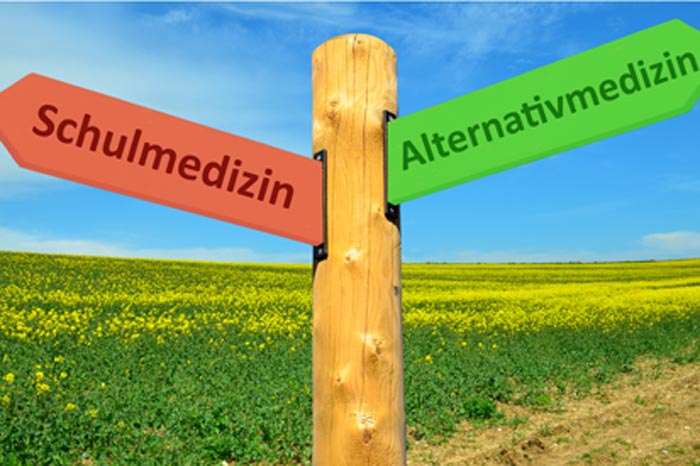 Mit dem S-Pap zuverlässig Erfolge von konservativen und alternativen Behandlungen überwachen. Hinweisschild an Wegkreuzung mit Schulmedizin und Alternativmedizin