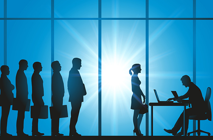 Wer sich kümmert, gewinnt Silhouetten von Menschen bei einer Jobkandidatur in einem Büro mit Glasfenstern vor blauem Himmel, bei der eine Frau vor dem Arbeitgeber steht, während 8 Männer hinter ihr in der Schlange warten.