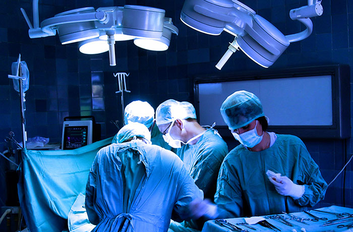 Durch eine Operation wird das von dem Tumor befallene Gewebe entfernt Eine Operation kann die Konisation, Trachelektomie, oder die Entfernung der Gebärmutter umfassen.
